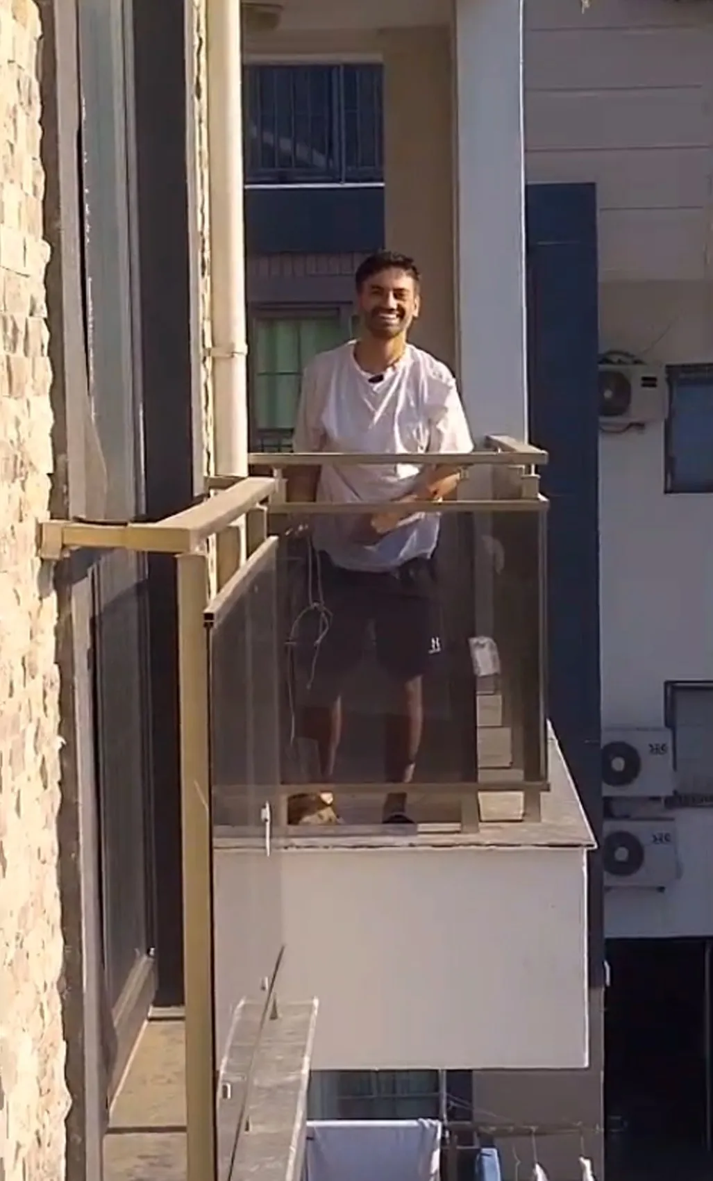 Antalya’da klima ünitesindeki kediye plaj çantalı kurtarma operasyonu