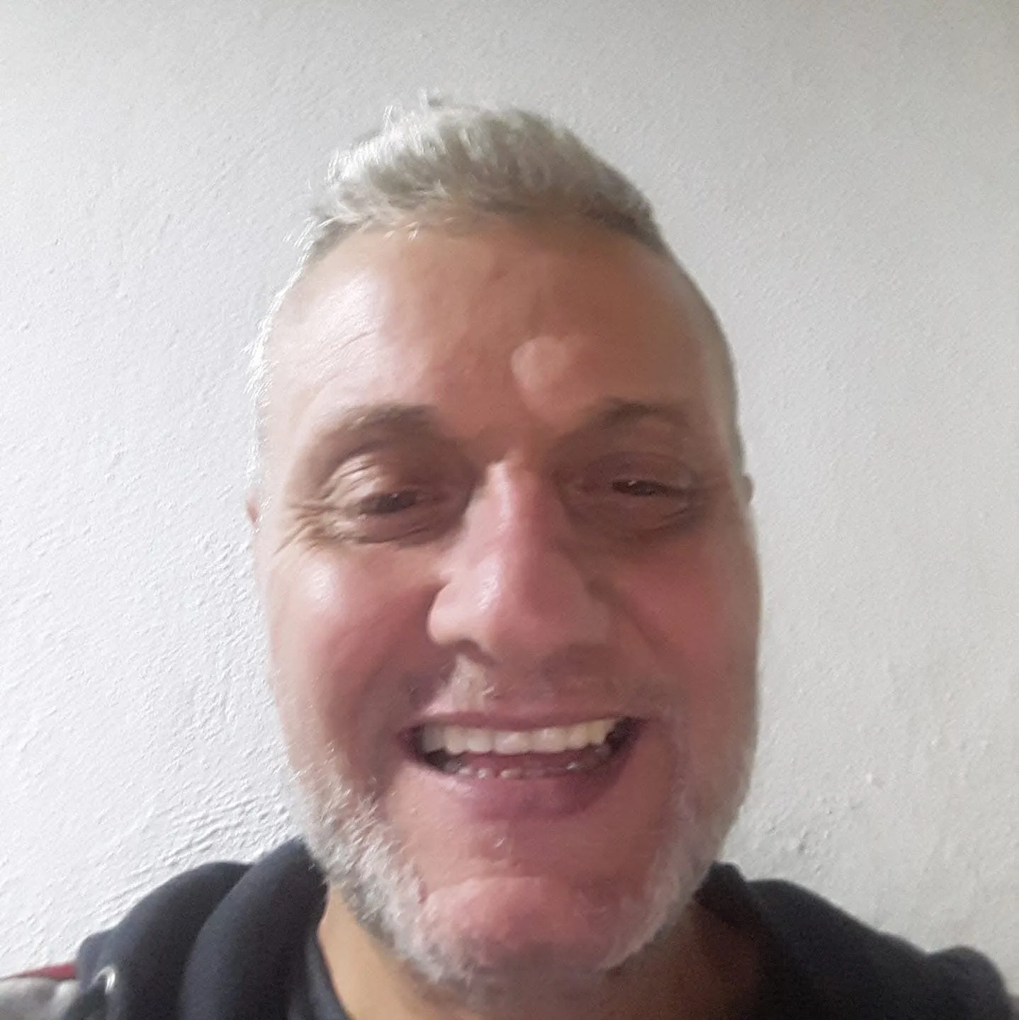 Amcası eve gelince yerde hareketsiz yatan yeğenini buldu
