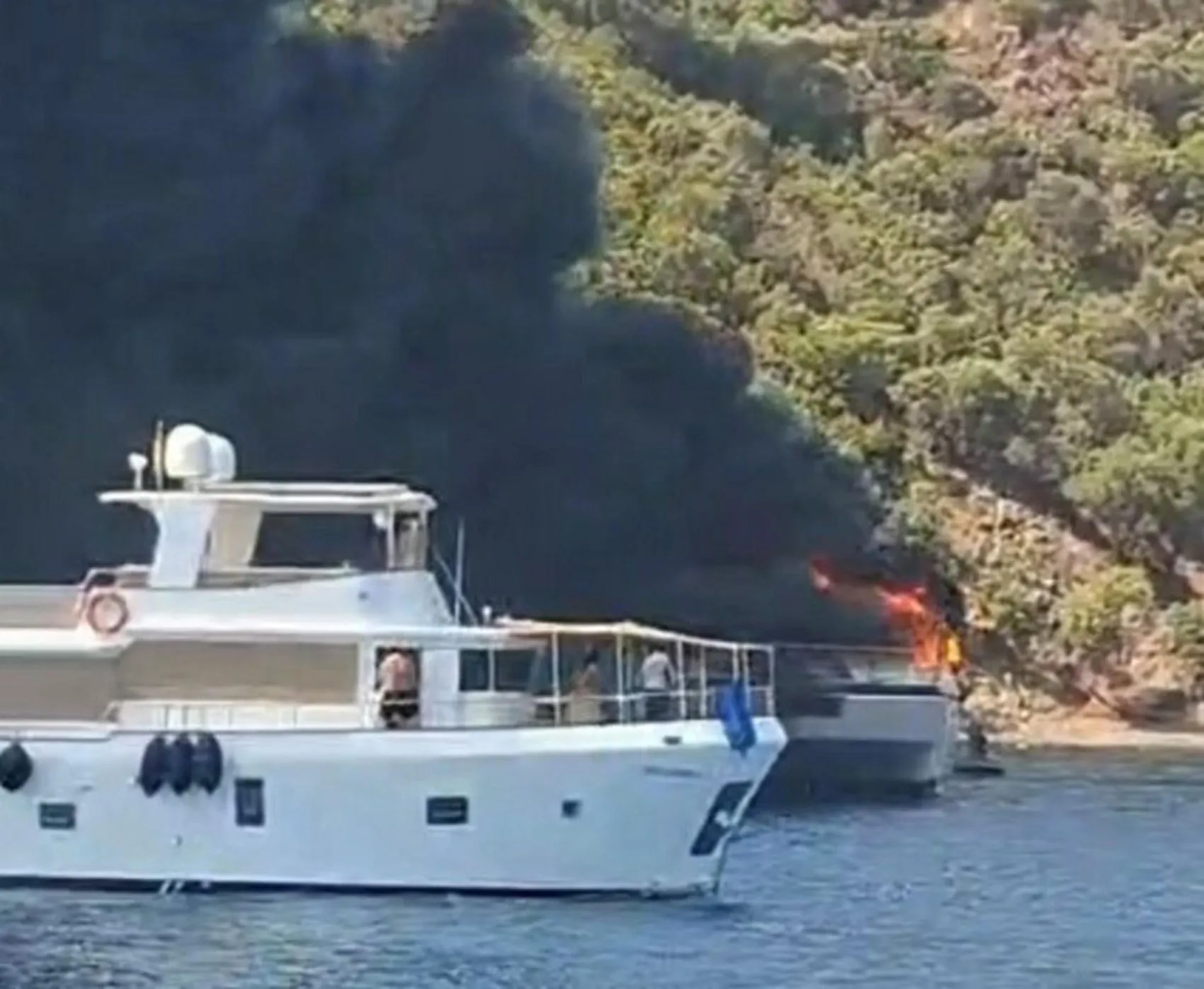 Fethiye'de gezi teknesi yandı 115 kişi denize atladı