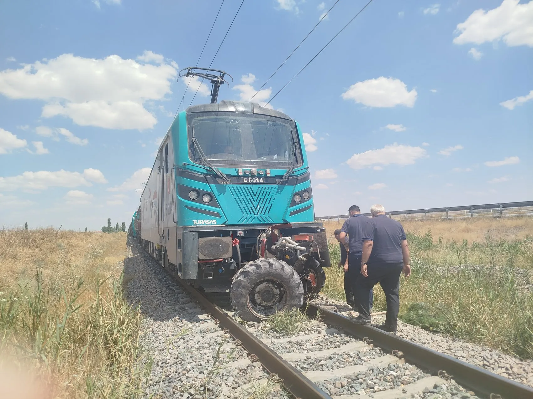 Sivas'ta kontrolsüz geçit kazası 18 yaşındaki sürücü yaralandı