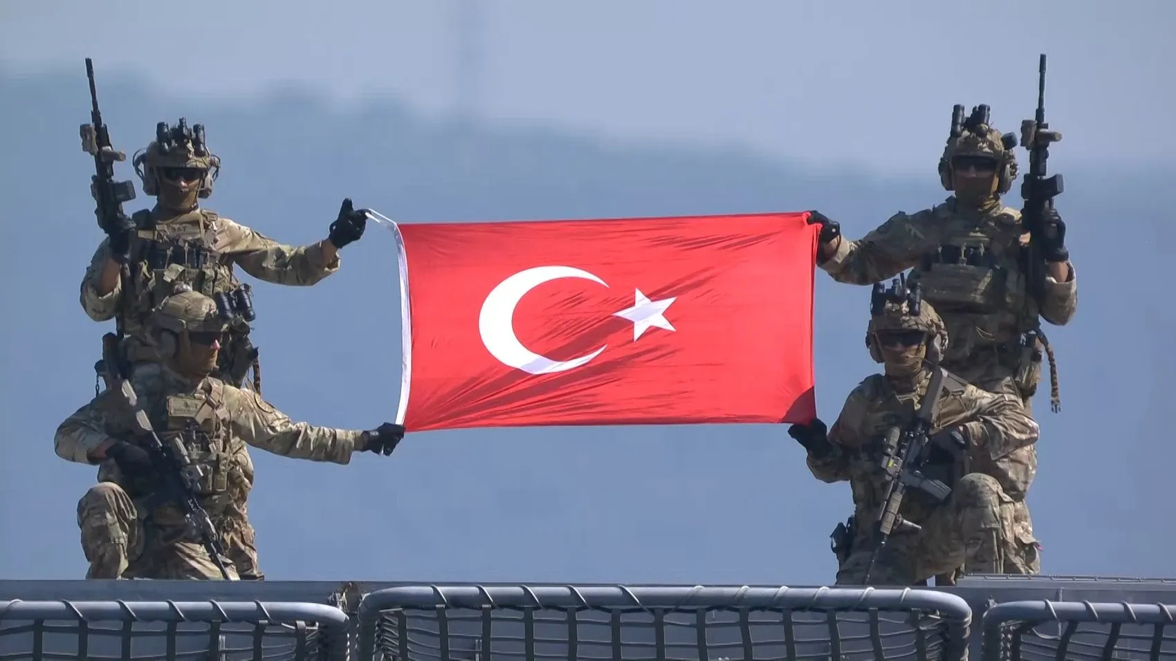 SAT ve SAS komandolarından nefes kesen Mavi Vatan şovu