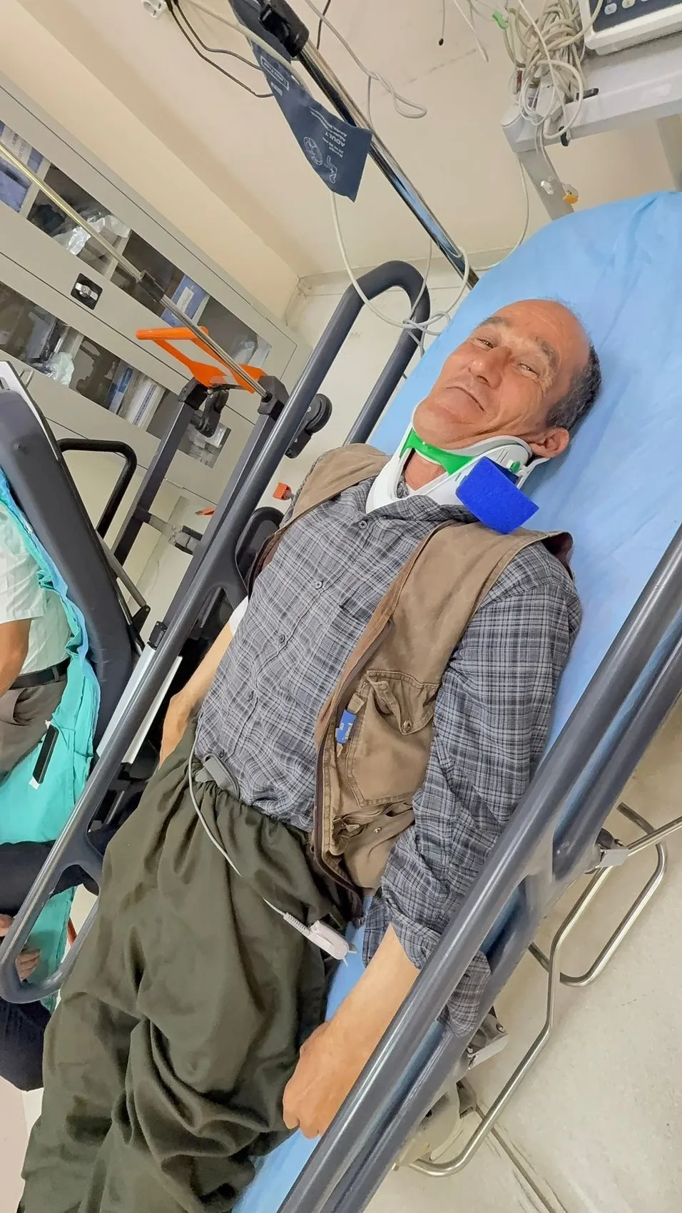Yüksekova'da kamyonetle minibüs çarpıştı, 10 kişi yaralandı