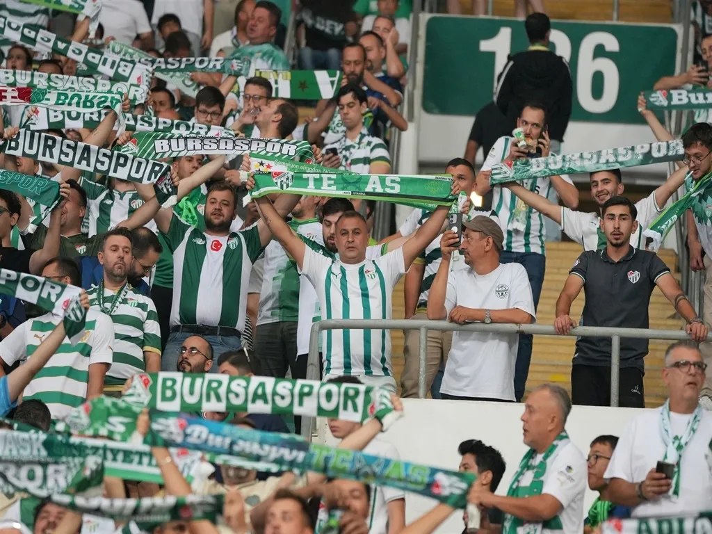 Bursaspor taraftarı tribünleri doldurdu ligin seyirci rekorunu kırdı
