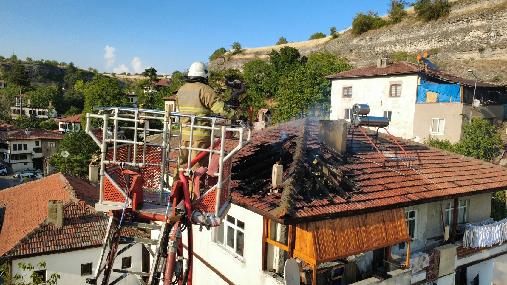Safranbolu’da üç katlı binanın çatısı alevlere teslim oldu