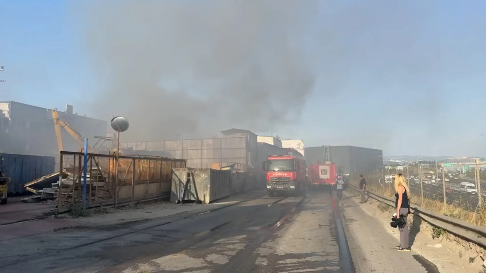 Gebze’de geri dönüşüm deposunda büyük yangın
