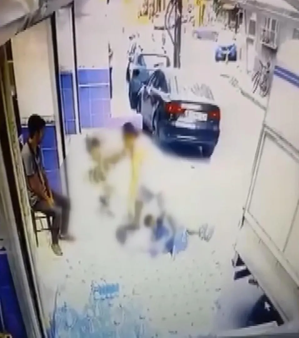 Gaziosmanpaşa'da sokakta oynayan çocuklara saldırı kamerada