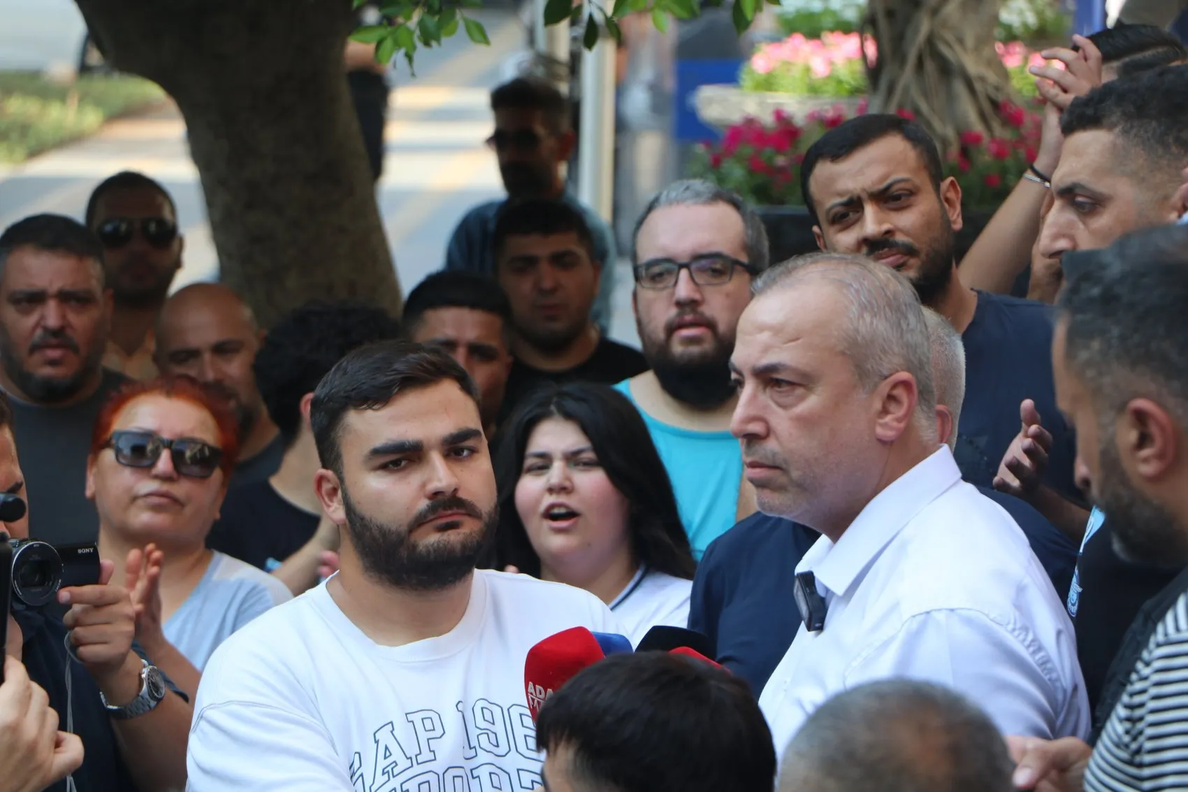 Adana Demirspor taraftarları belediye önünde destek için toplandı