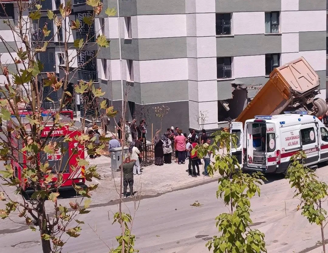 Malatya’da hafriyat kamyonu binaya daldı