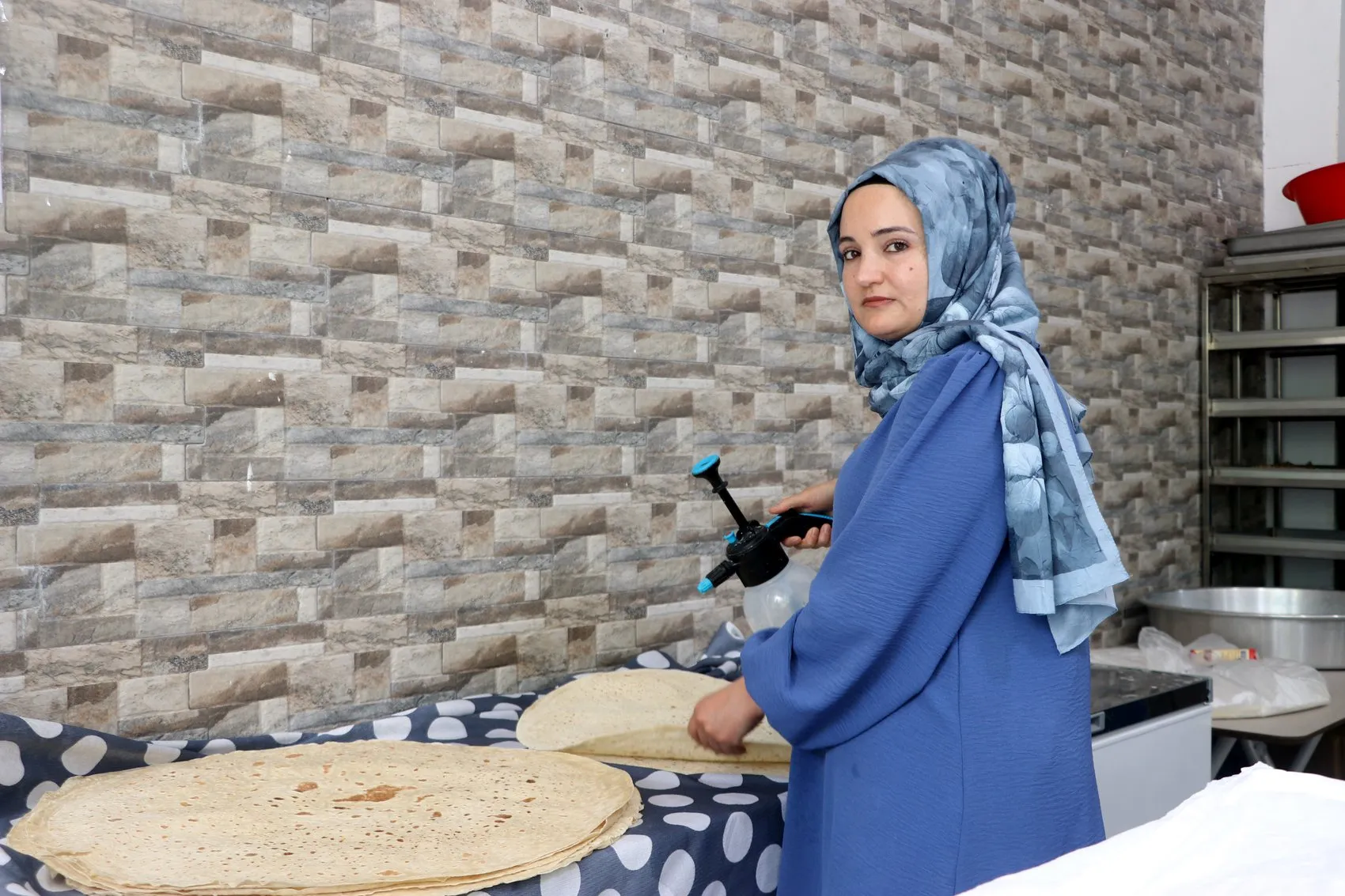 Açtığı iş yerinde yöresel yemekler yapıp 3 kızını üniversitede okutuyor