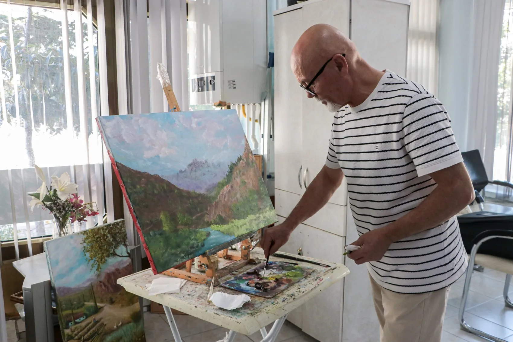 Emekli astsubayın kuaför dükkanı artık bir sanat merkezi