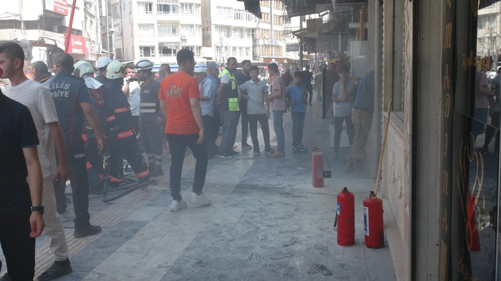 Kilis'te iki ayrı yangın 3 kişi hastanede, ev küle döndü