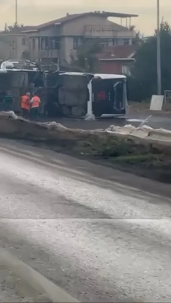 Büyükçekmece'de sabah mesaisi kâbusa döndü Servis otobüsü devrildi, 18 yaralı