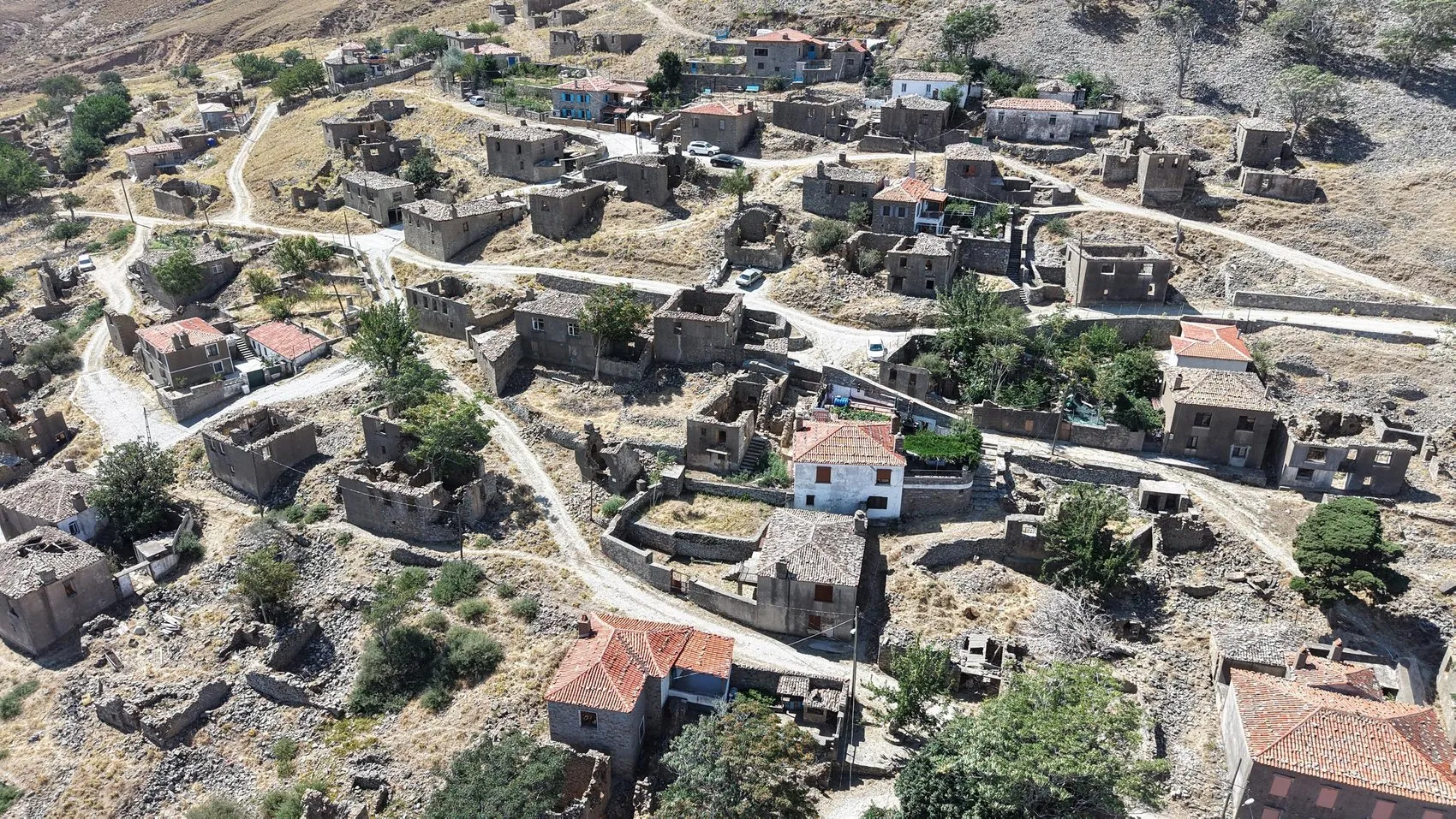 Rumların göç ettiği 250 yıllık Dereköy şimdi hayalet köy gibi
