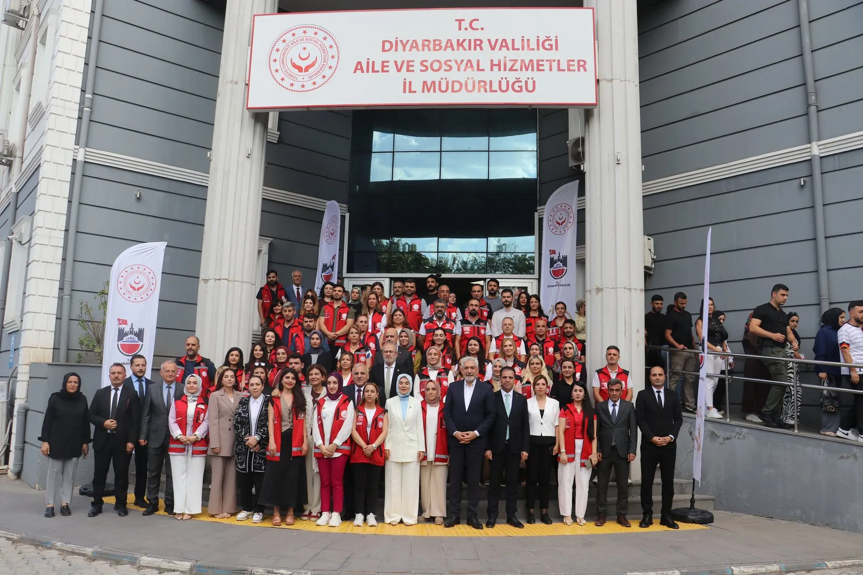 Evlilik kredisi kullanan gençlere TOKİ konutlarında öncelik hakkı geliyor