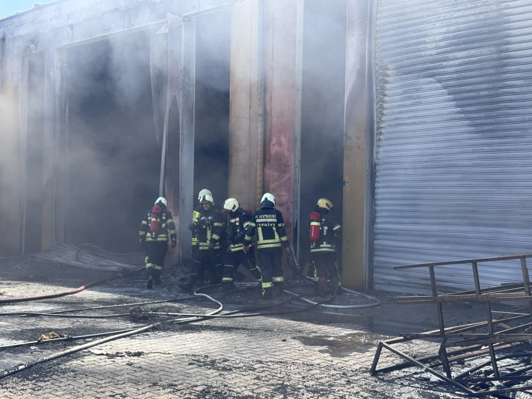Kayseri'de sanayi sitesindeki sünger atölyesi alevlere teslim oldu
