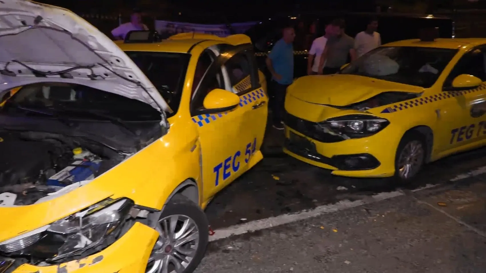 Beyoğlu’nda servis minibüsü sekiz aracı birbirine kattı