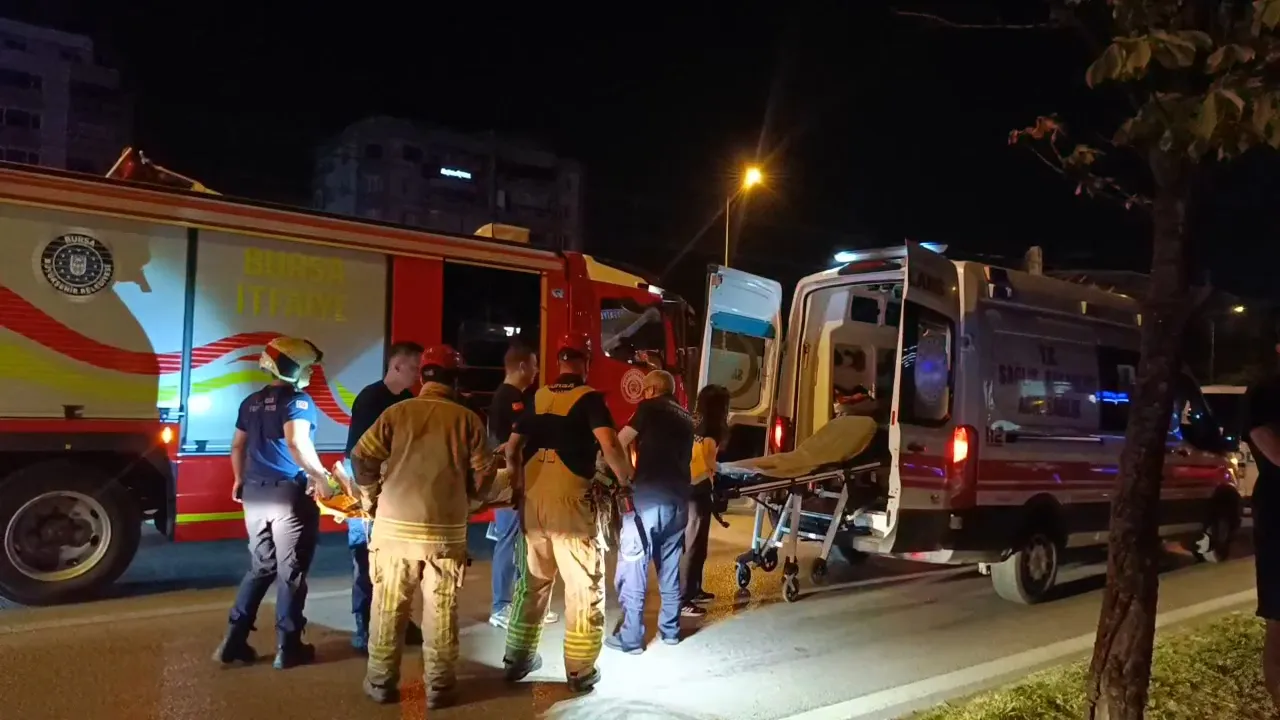 Gece yarısı kontrolden çıkan otomobil takla attı 5 yaralı