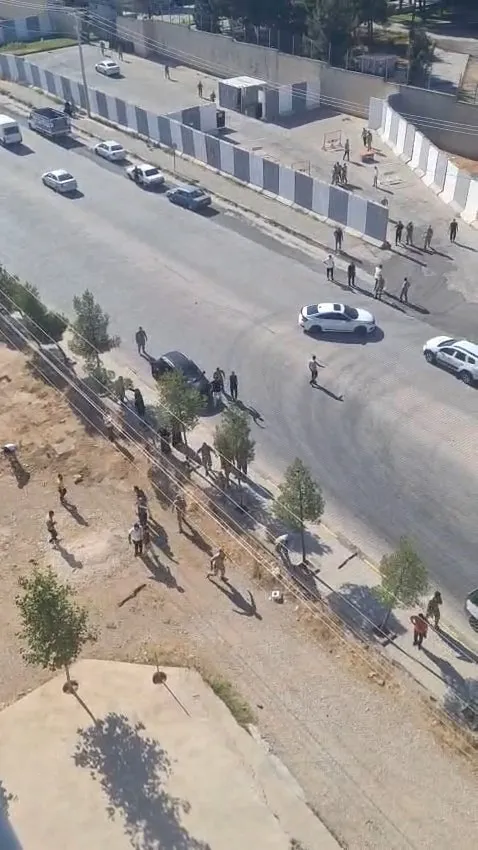 Ergani'de husumetli aileler jandarma önünde birbirine girdi