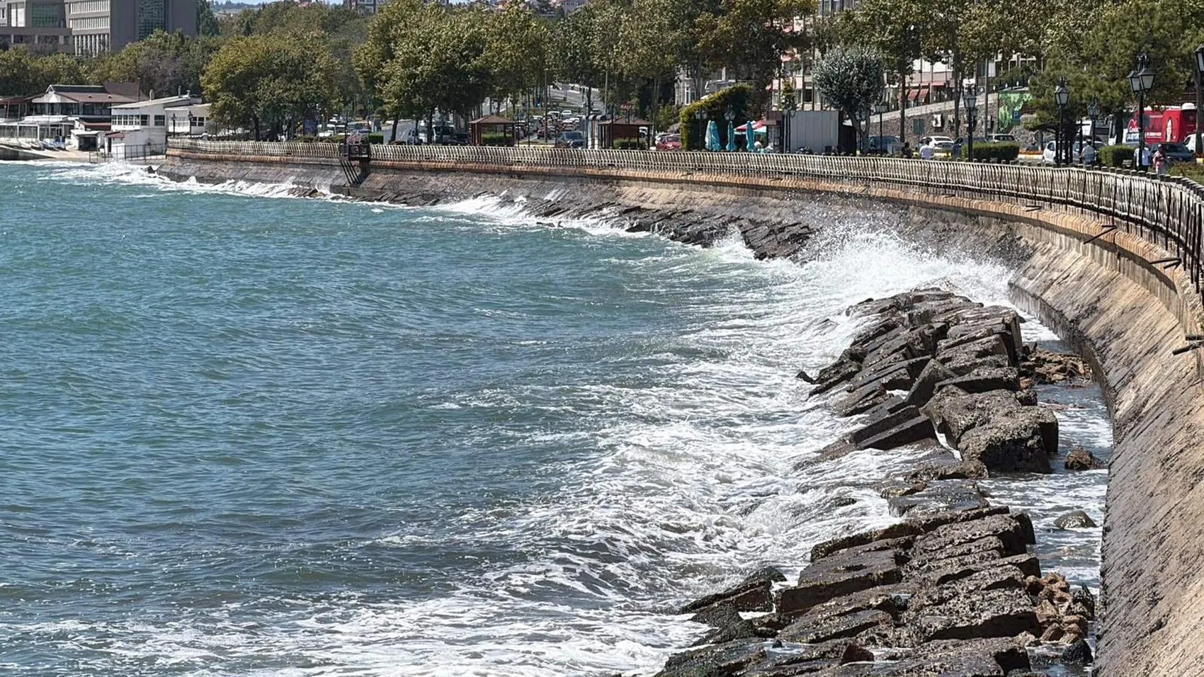 Tekirdağ'da sert rüzgar günlük hayatı durdurdu