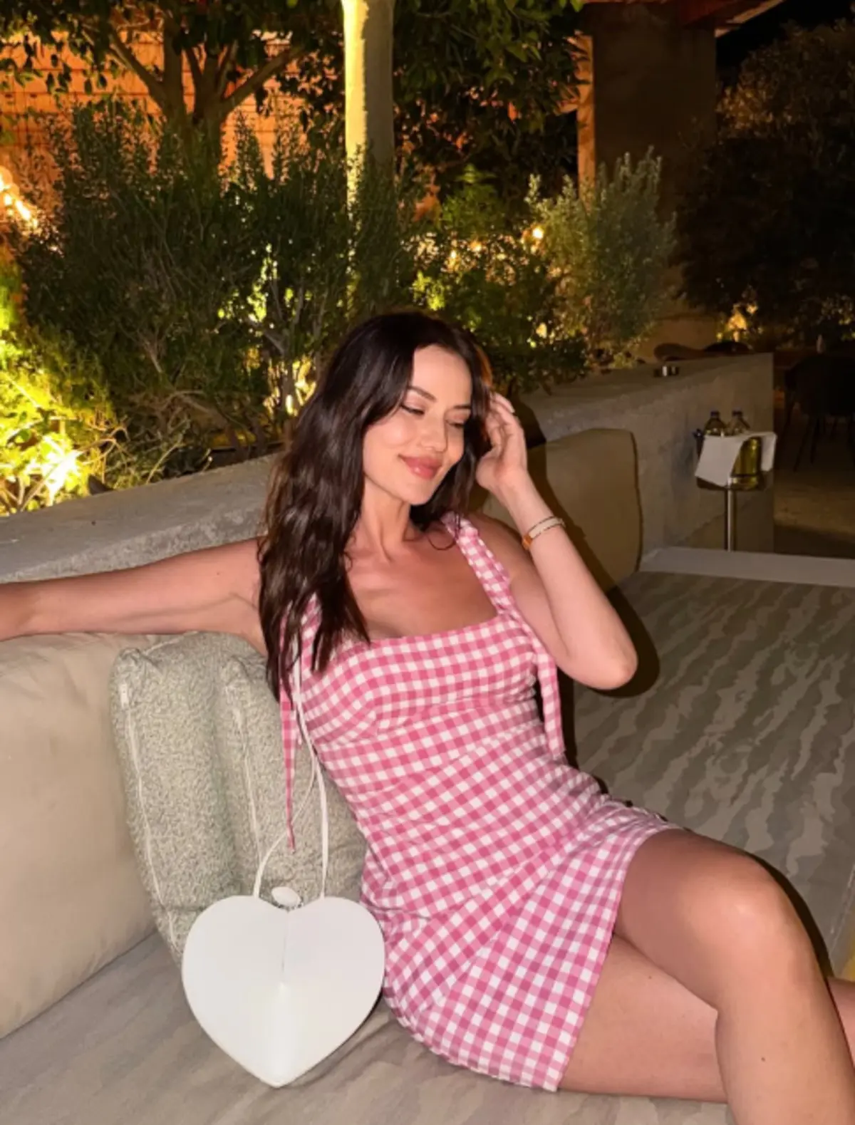 Fahriye Evcen in minik çantası olay oldu! Fiyatı dudak uçuklattı 2