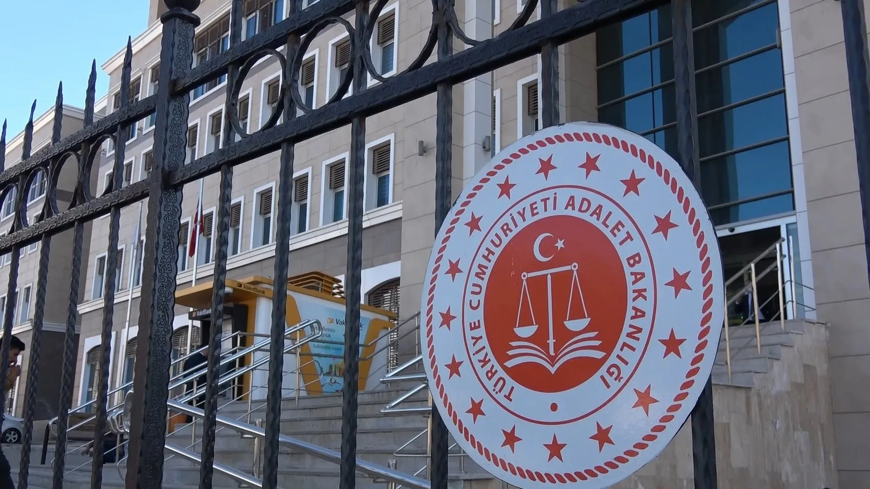 Şanlıurfa'da yolda önü kesilen aileye tüfekli saldırı