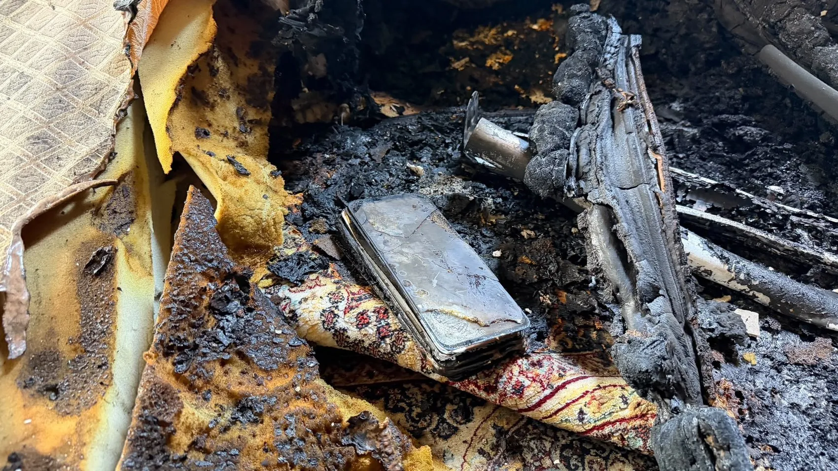 Yüksekova'da mutfakta patlayan telefonlar evi küle çevirdi
