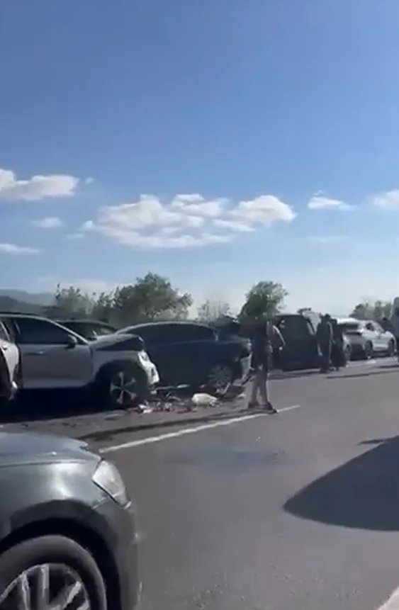 TIR otomobili sürükledi, 10 araç peş peşe çarptı 6 yaralı