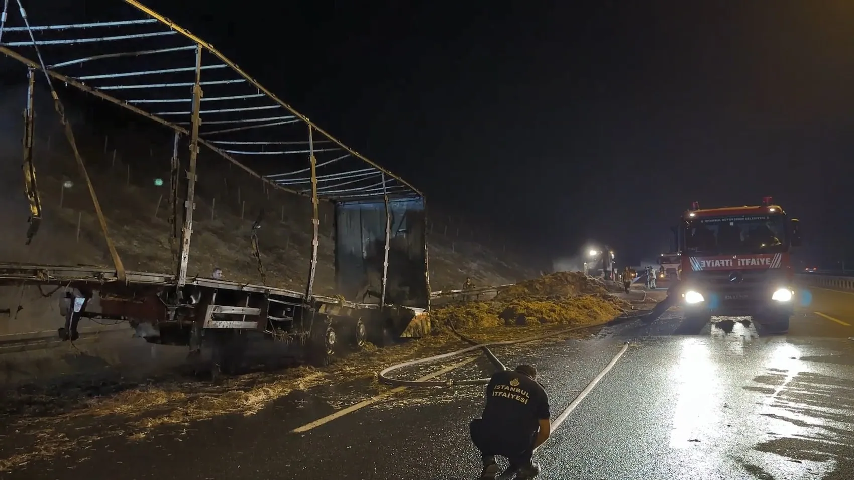 Kuzey Marmara Otoyolu üzerinde saman taşıyan TIR yola saçılan alevlerle kaplandı