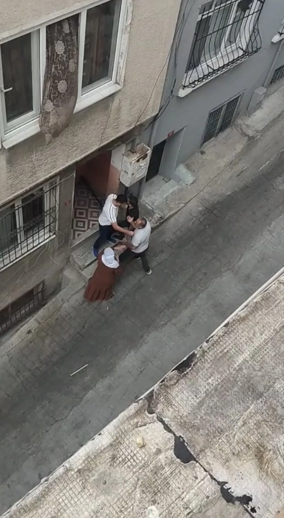 Beyoğlu’nda berber kavgası eve taşlı sopalı baskınla bitti
