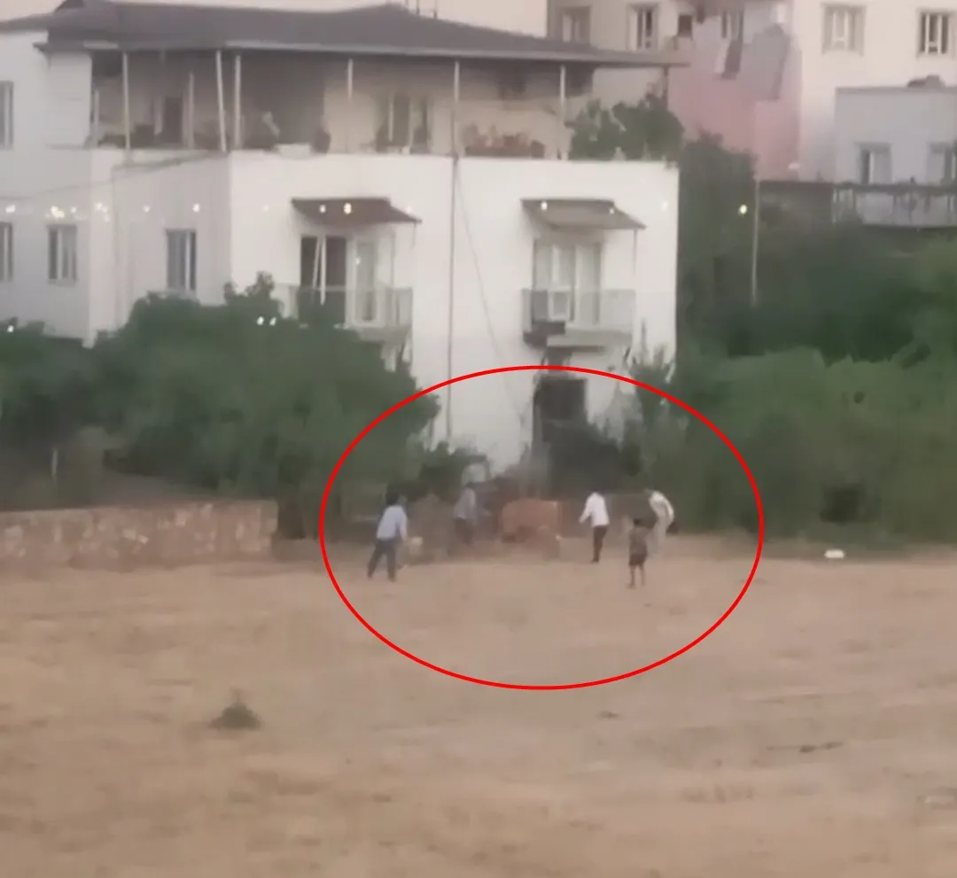 İneğin ipi kurtuldu, sahibiyle kovalamaca başladı