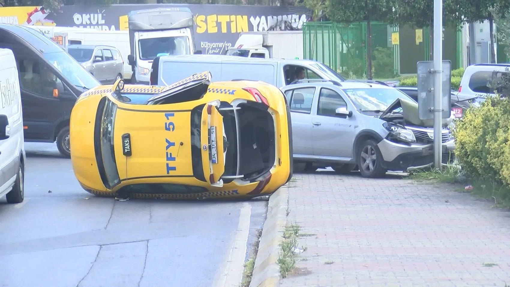 Güngören'de kaza anı Taksi devrildi, yolcu itfaiyenin müdahalesiyle kurtarıldı