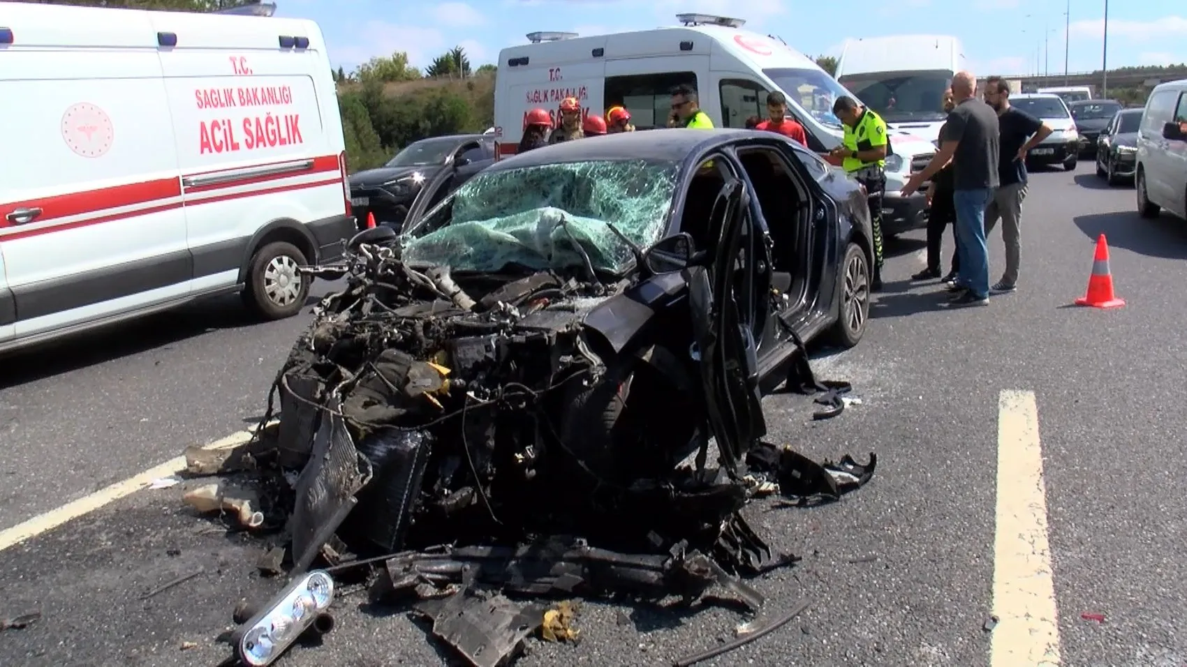 Otomobil kamyonete arkadan çarptı O yolda trafik durdu