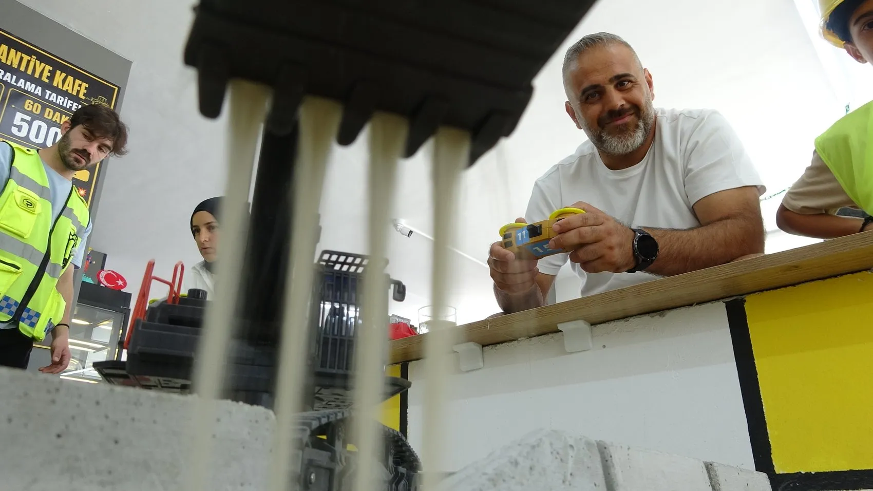 Bursa'da çocuklar bahane, yetişkinler iş makinesi başında şantiye kuruyor