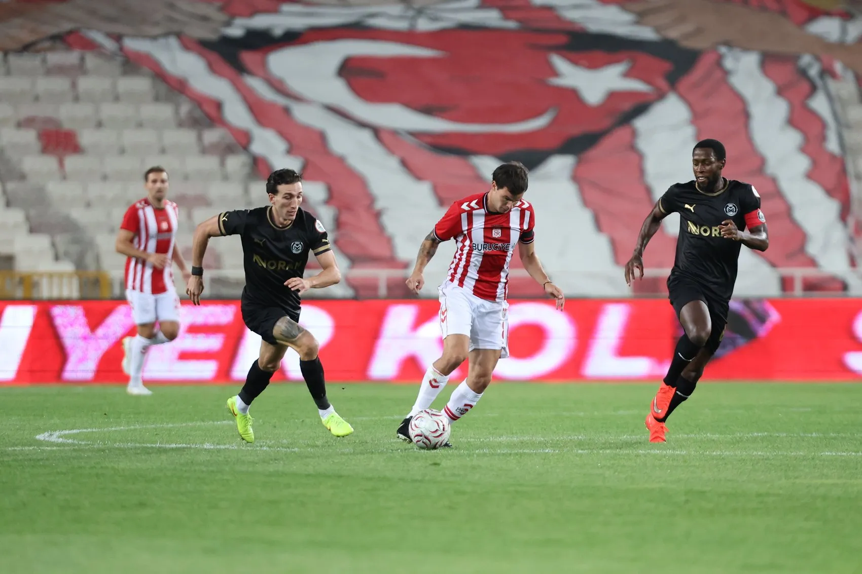 Manaj'dan iki gol, Sivasspor'a bir puan
