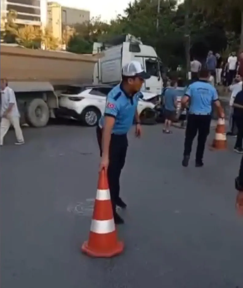 Esenler'de kontrolden çıkan hafriyat kamyonu ortalığı birbirine kattı