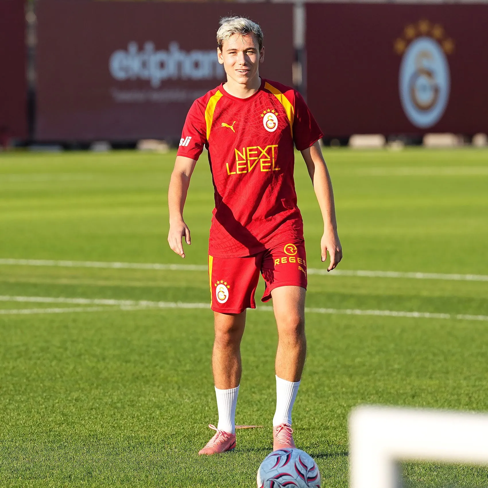 Batrakov'un Galatasaray'da ilk günü Sahada üç takımlı turnuva