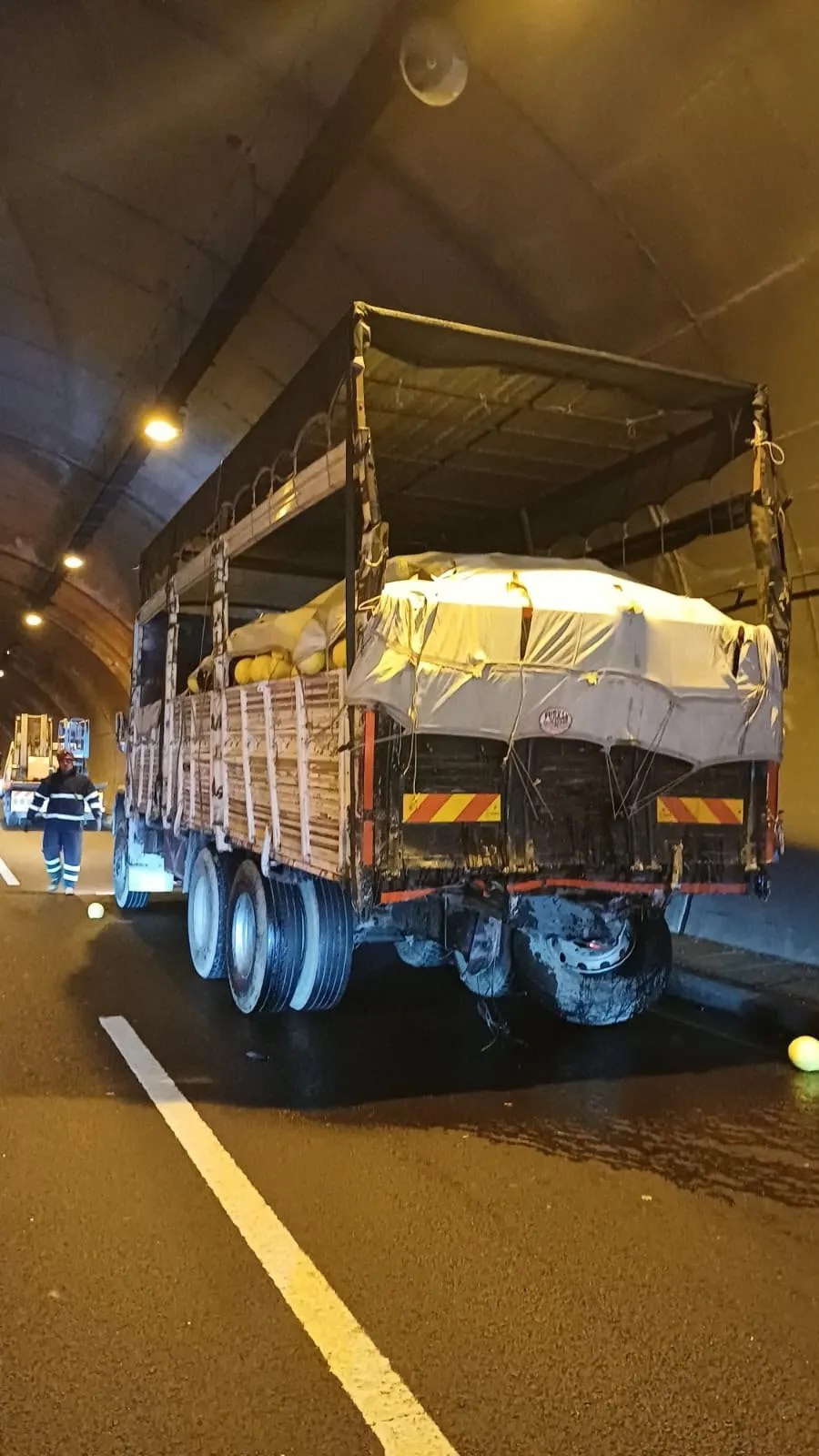 Orhangazi Tüneli'nde korkutan kaza TIR kabini yola savruldu