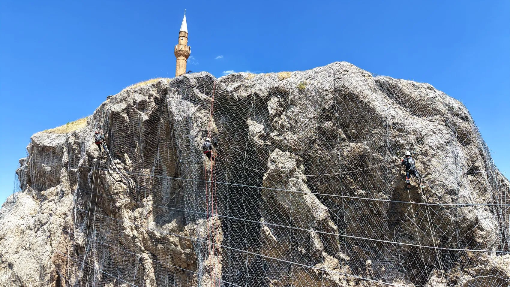 Sivas Yukarı Tekke’de dev kayalıklar çelik ağlarla korumaya alındı