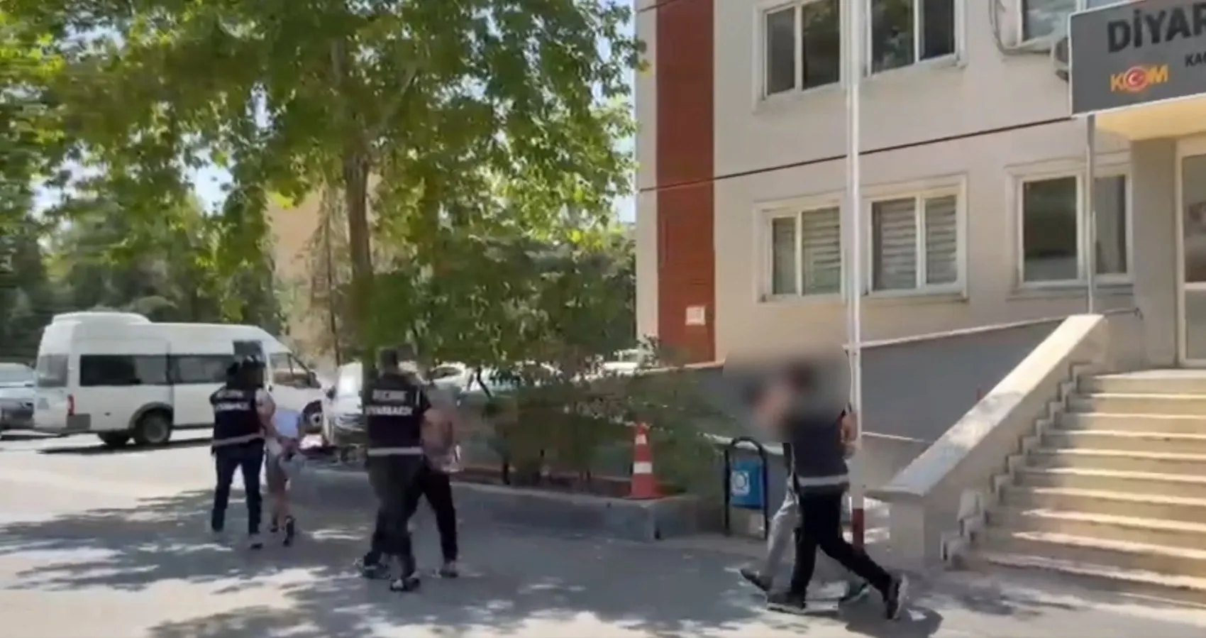 Sur'da el bombası taşıyan 4 kişi mahkemeye çıktı, karar tutuklama