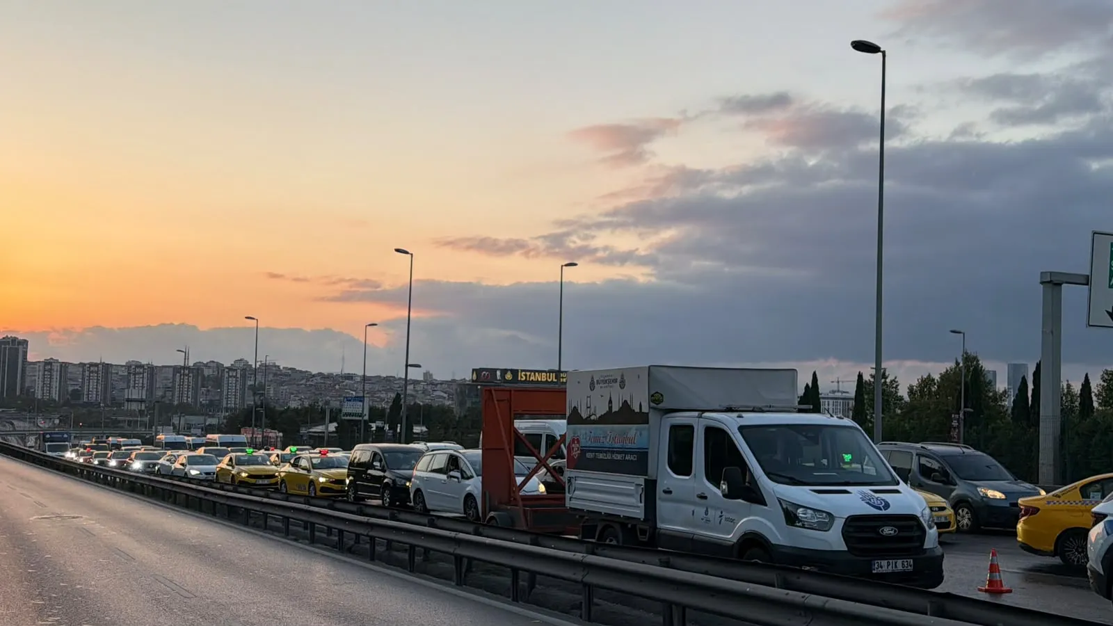 Bahçelievler'de kaza sonrası yanan araç trafiği kilitledi