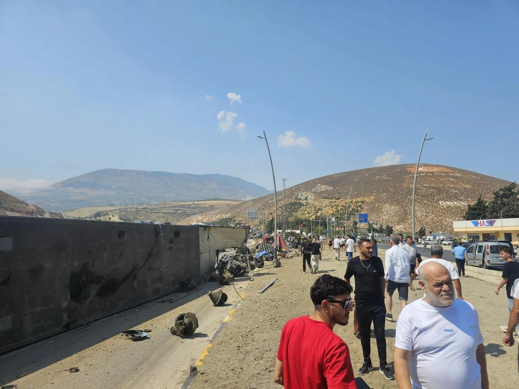 Belen yolunda tehlikeli kaza TIR devrildi