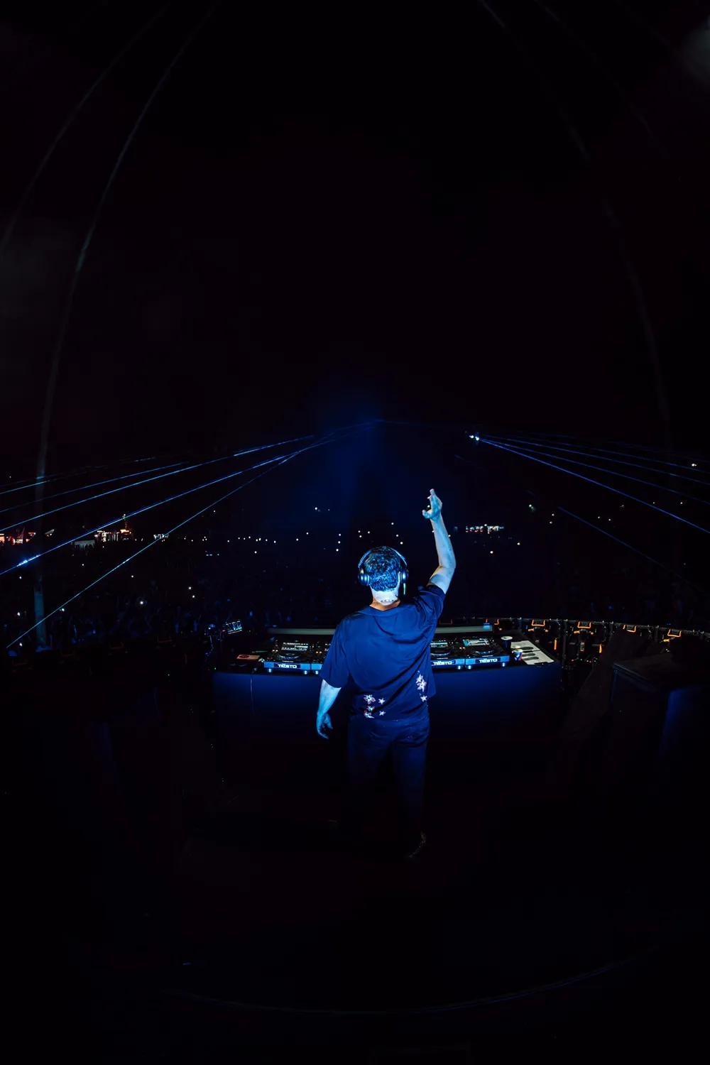 Tiësto İstanbul’u elektronik müzikle salladı