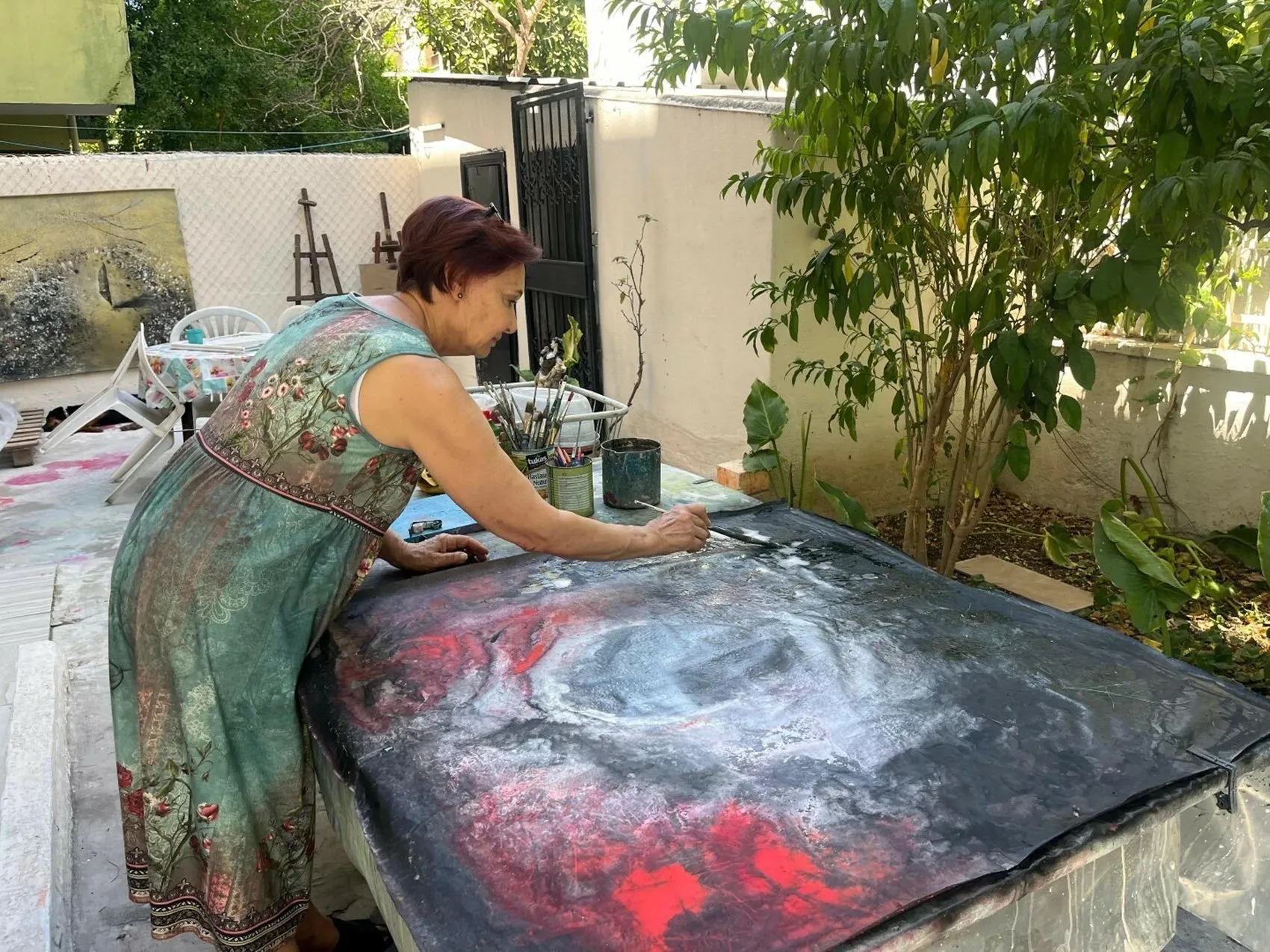 Emekli öğretmenin bahçesi sanat eserlerine dönüştü