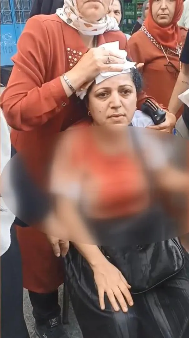 Beyoğlu’nda pazarcı dehşeti Armut seçen kadını kalasla yaraladı