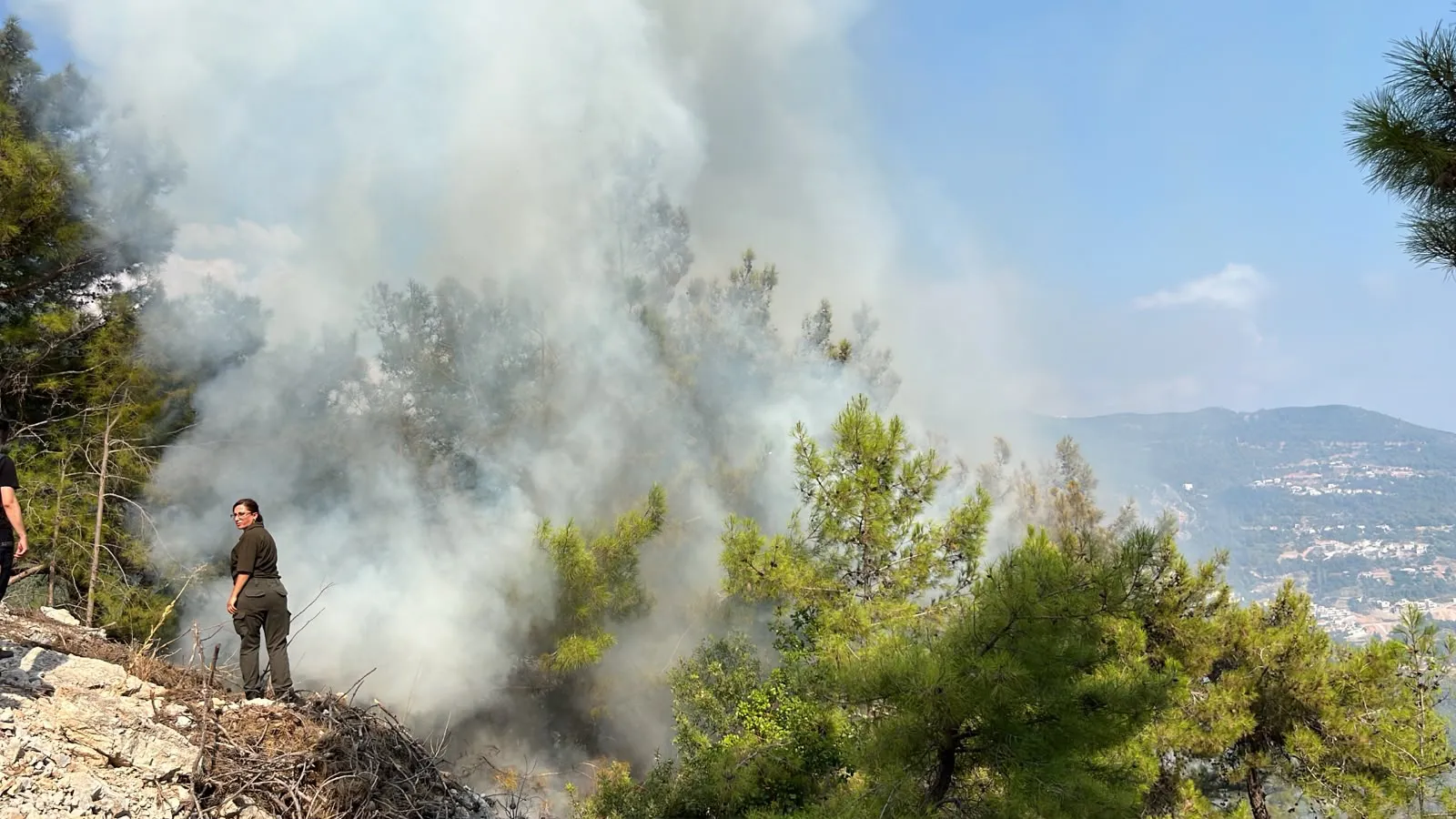 Antalya’da iki noktada orman yangını başladı