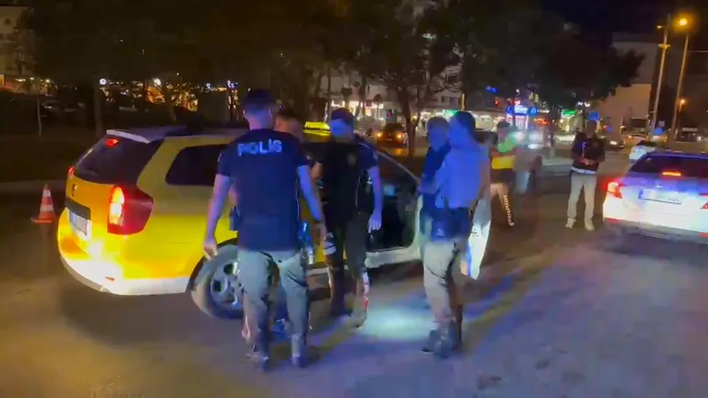 Bursa'da polis 3 ilçede denetim yaptı, 9 aranan kişi yakalandı