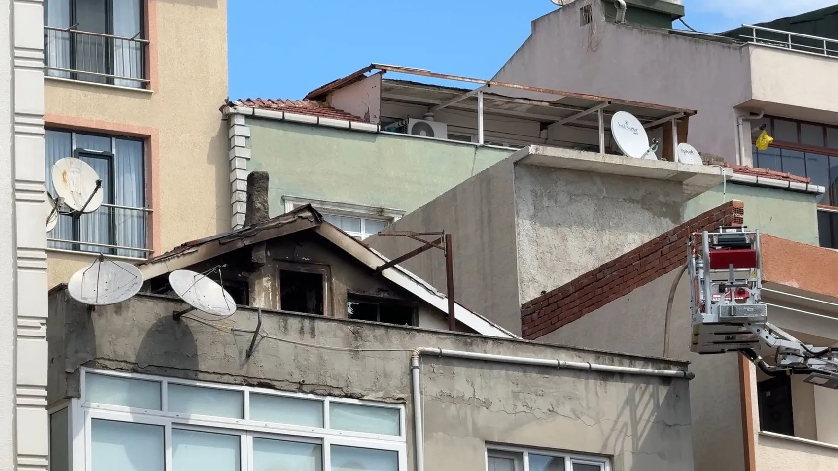 Kağıthane'de korkutan çatı yangını