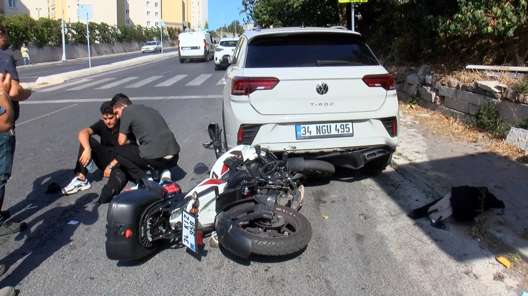 Motosikletli, hafif ticari aracın altında kaldı