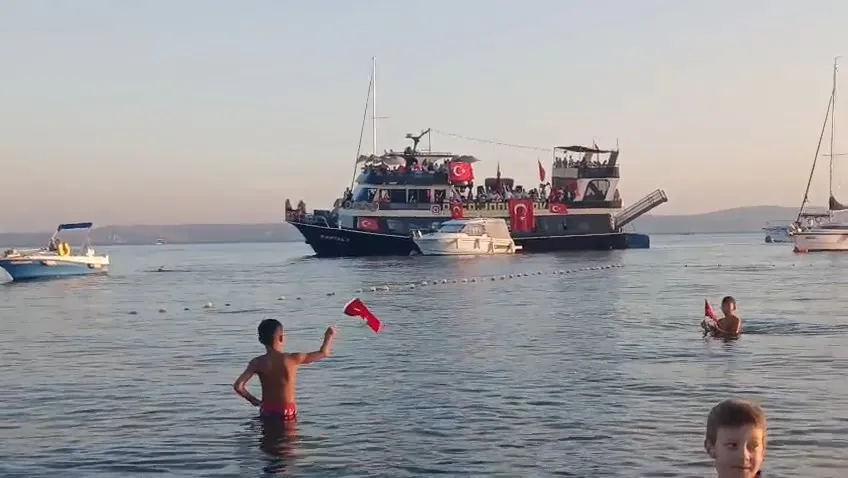 Erdek sahillerinde 30 Ağustos coşkusu: Denizden gelen marşlara bayraklarla karşılık verdiler