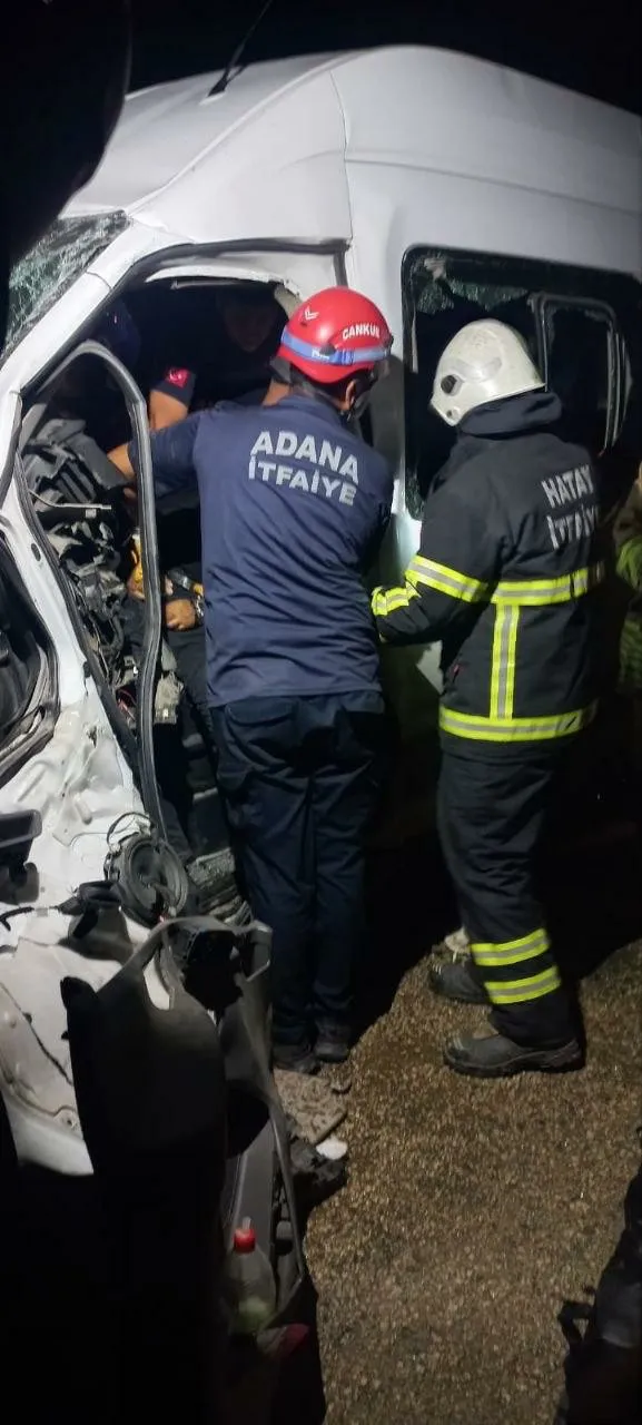 Hatay'da servis minibüsü ve kamyon çarpıştı